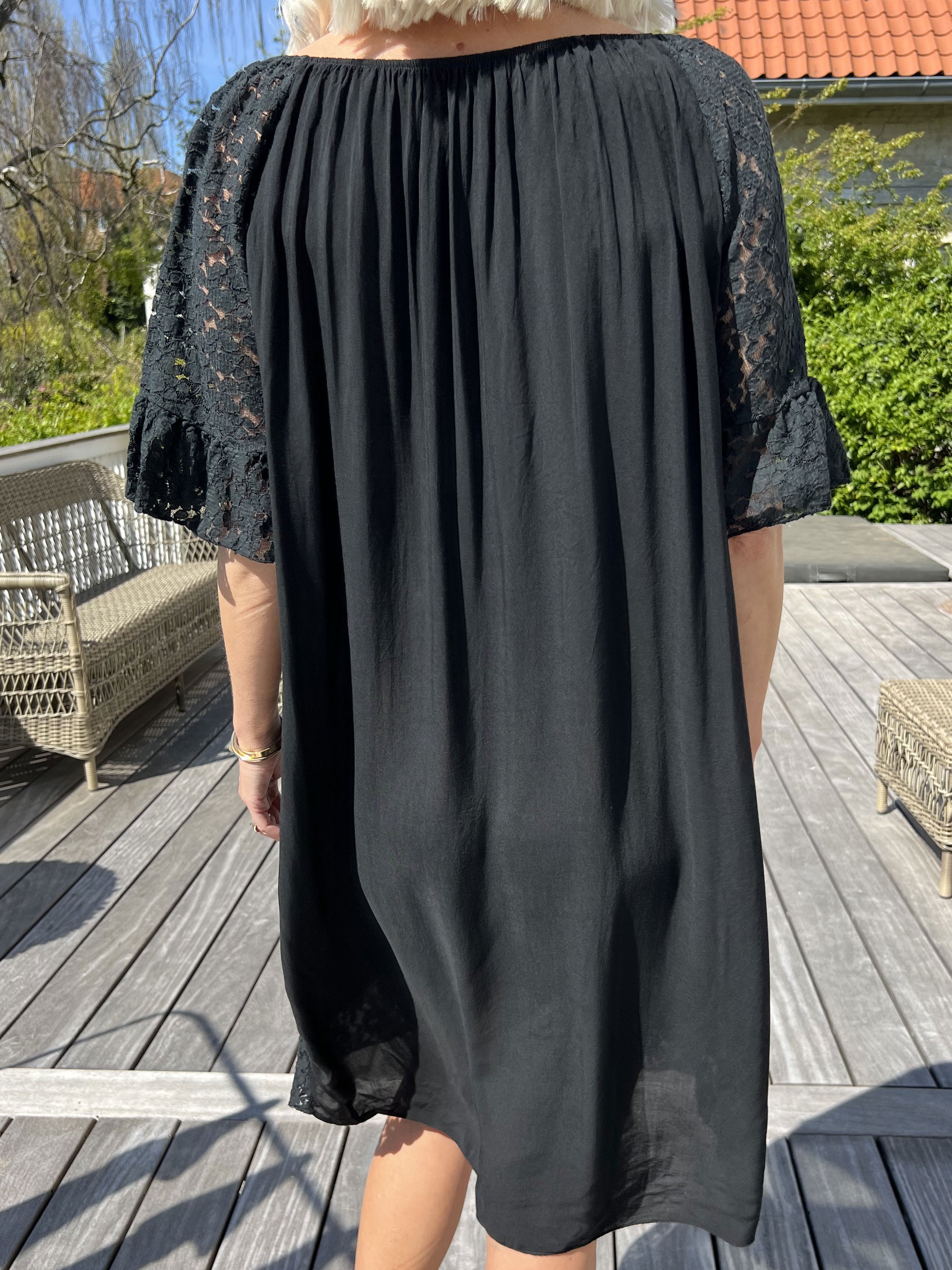 Arisha - Sød blondekjole med elastikkant i udskæringen